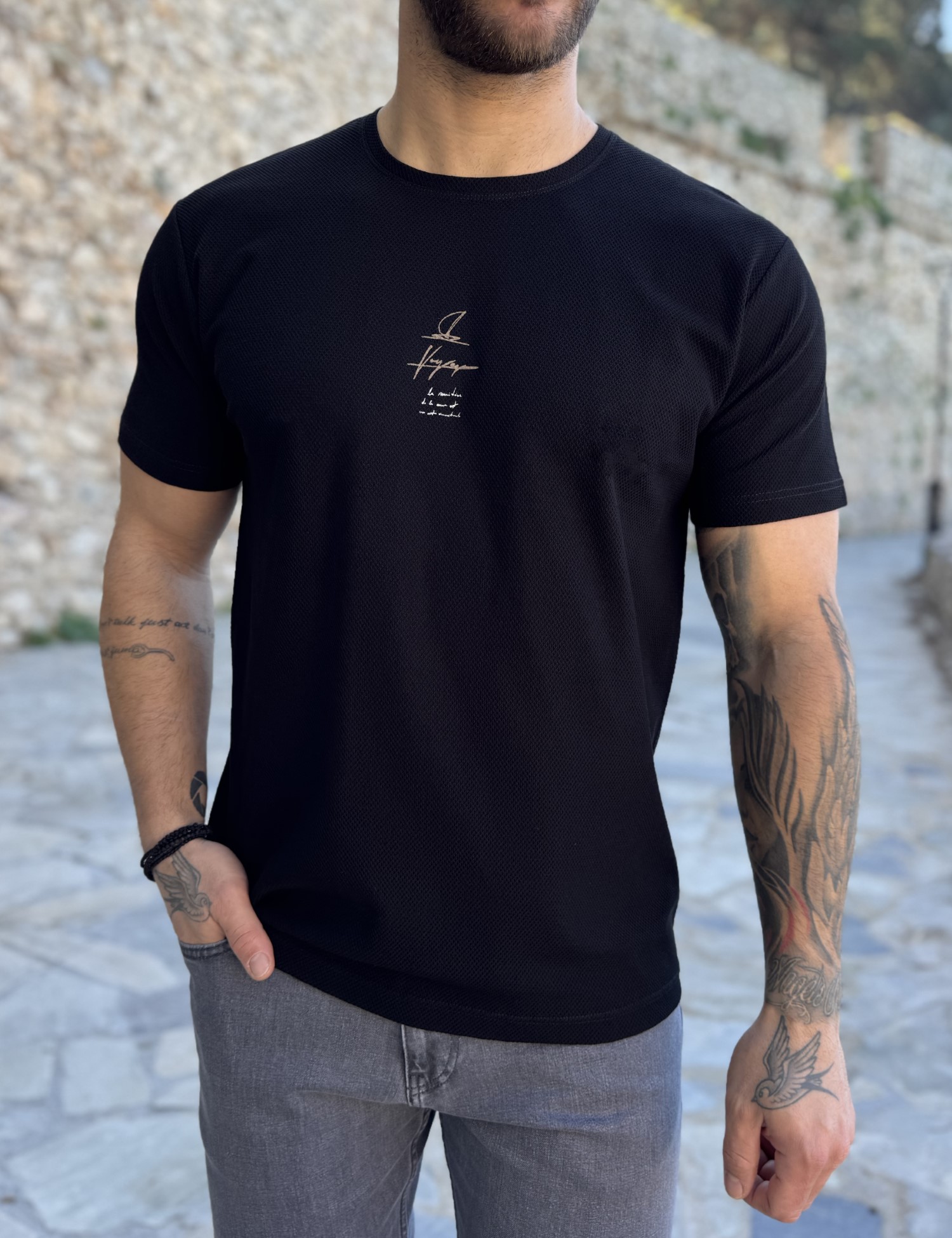 Ανδρική μαύρη κοντομάνικη μπλούζα με ανάγλυφο ύφασμα και τύπωμα στο στήθος 252822M